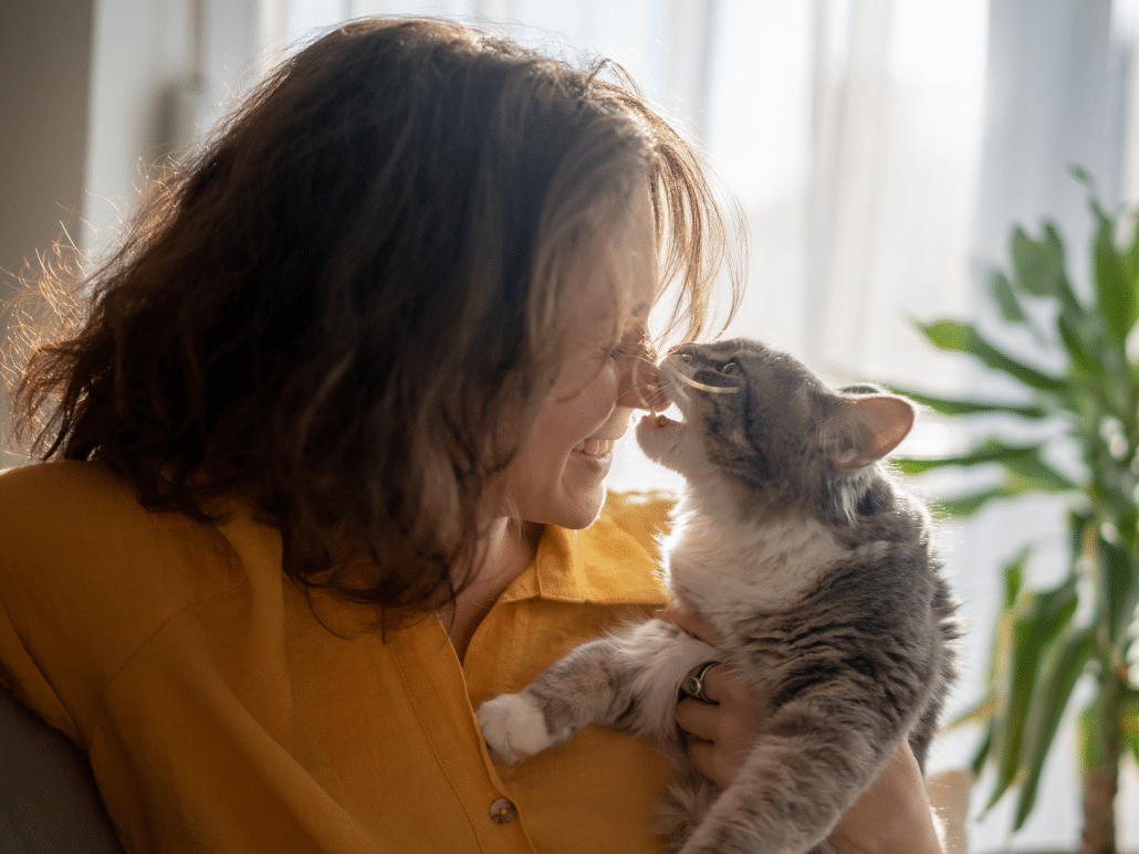 Waarom likt en bijt mijn kat mij? Ontdek de redenen!